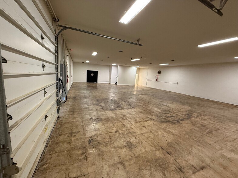 107 E New Haven Ave, Melbourne, FL à louer - Photo de l’immeuble – Image 2 sur 7