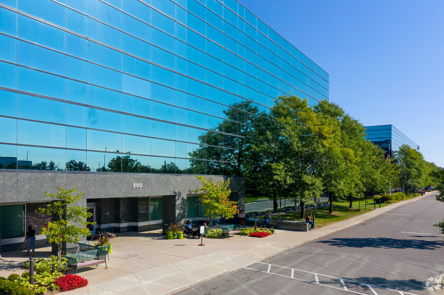 300 E Big Beaver Rd, Troy, MI à louer - Photo de l’immeuble – Image 3 sur 14