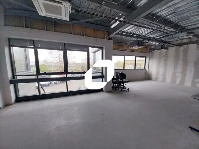Plus de détails pour 10 Rue Blaise Pascal, Élancourt - Bureau à louer