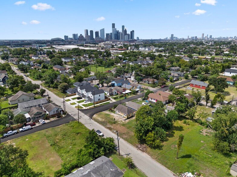 2417 Lee St, Houston, TX à vendre - Photo de l’immeuble – Image 2 sur 6