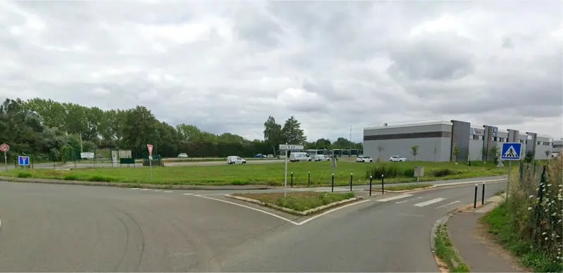 Local d'activités dans Plaisir à vendre - Photo de l’immeuble – Image 1 sur 13