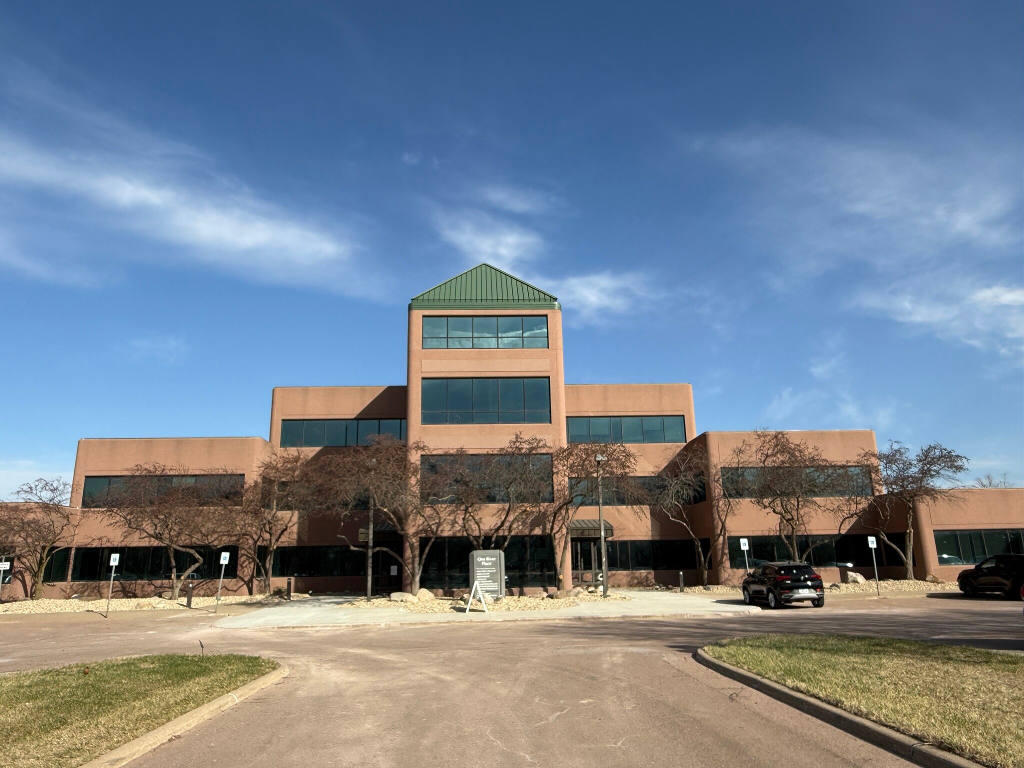 600 Stevens Port Dr, Dakota Dunes, SD à louer Photo principale– Image 1 sur 2