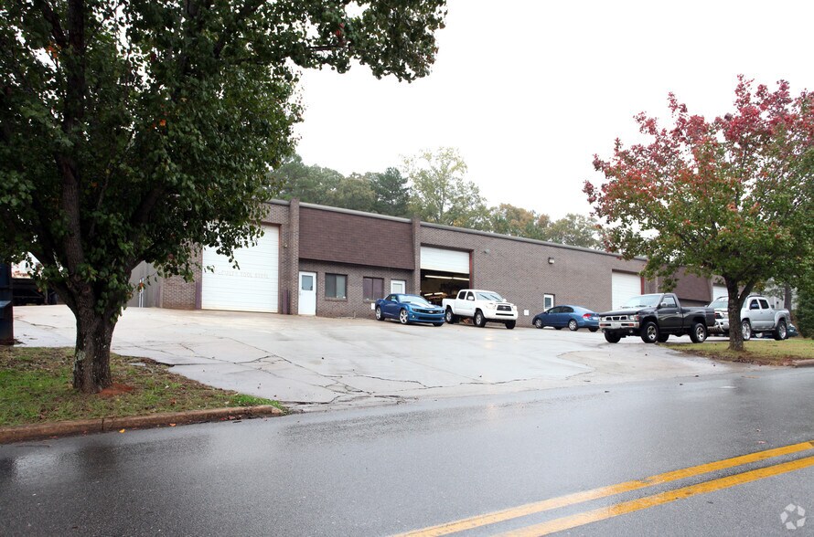 360 Sharon Industrial Way, Suwanee, GA à louer - Photo de l’immeuble – Image 2 sur 11