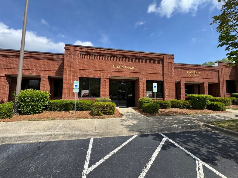 3810 N Elm St, Greensboro, NC à louer - Photo de l’immeuble – Image 1 sur 10