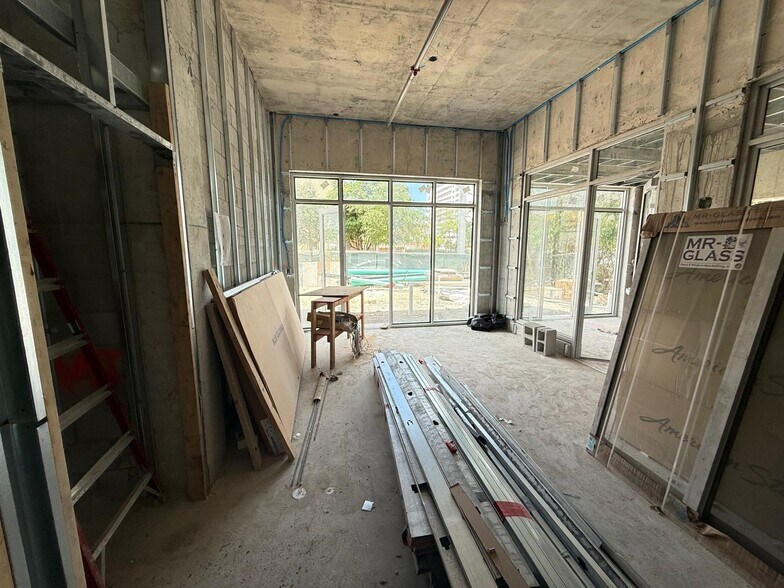 650 SW 1st St, Miami, FL à louer - Photo de l’immeuble – Image 2 sur 11