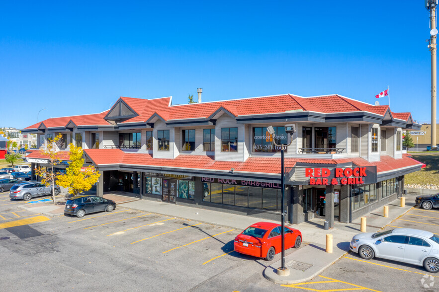 60 Crowfoot Cres NW, Calgary, AB à louer - Photo de l’immeuble – Image 2 sur 7