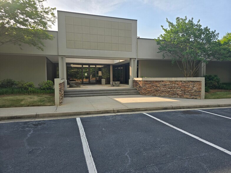3320 Holcomb Bridge Rd, Peachtree Corners, GA à louer - Photo de l’immeuble – Image 2 sur 11