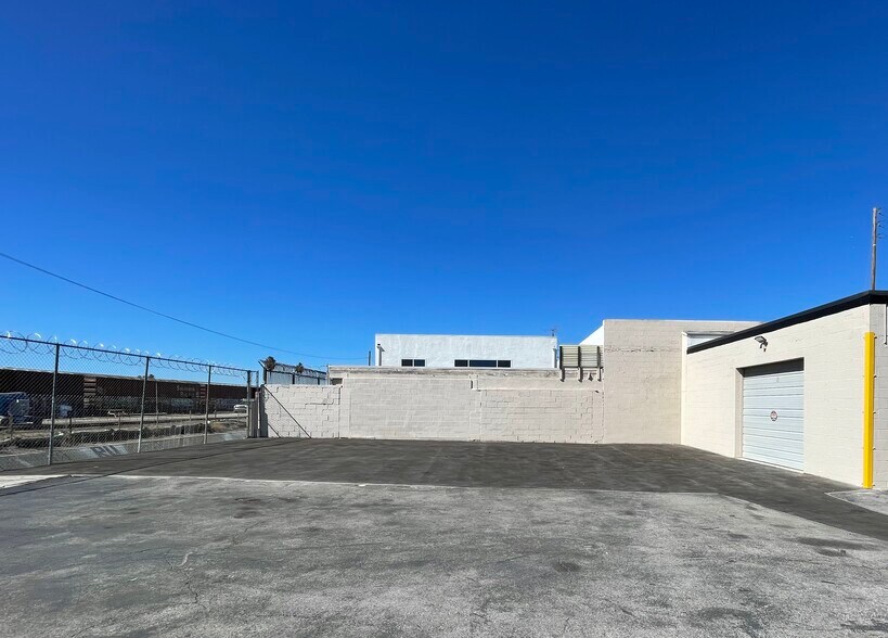 13926 Saticoy St, Panorama City, CA à louer - Photo de l’immeuble – Image 2 sur 3