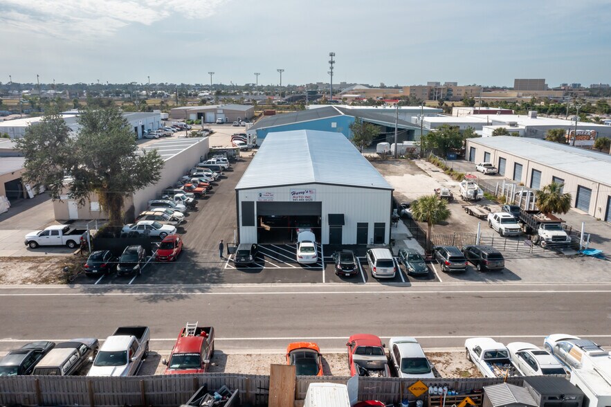 320 Warfield Ave, Venice, FL à louer - Photo de l’immeuble – Image 1 sur 23