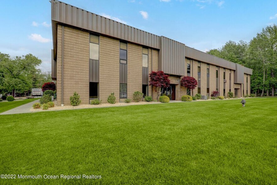 704 Ginesi Dr, Morganville, NJ à vendre - Photo de l’immeuble – Image 2 sur 14