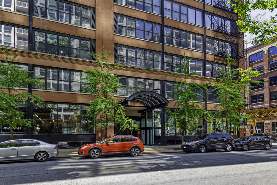 223 W Erie St, Chicago, IL à louer - Photo de l’immeuble – Image 1 sur 5