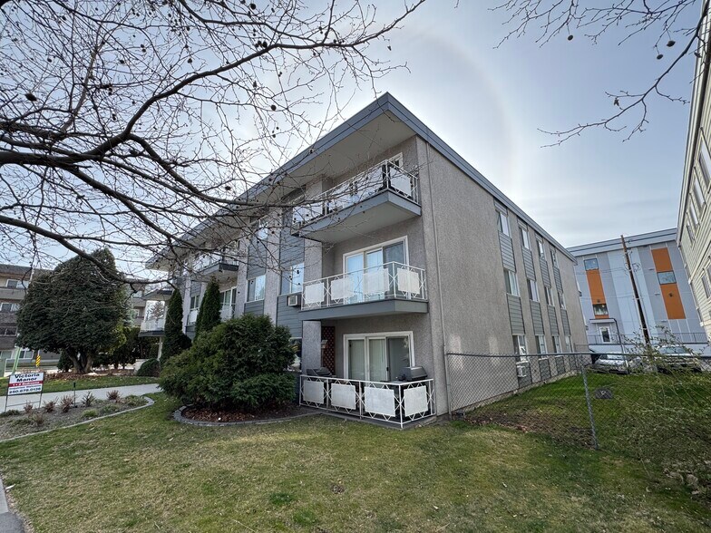 1880 Pandosy St, Kelowna, BC à vendre - Photo de l’immeuble – Image 3 sur 17