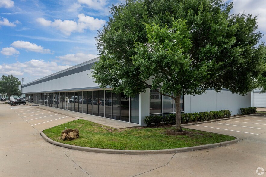 12615 W Airport Blvd, Sugar Land, TX à louer - Photo de l’immeuble – Image 2 sur 10