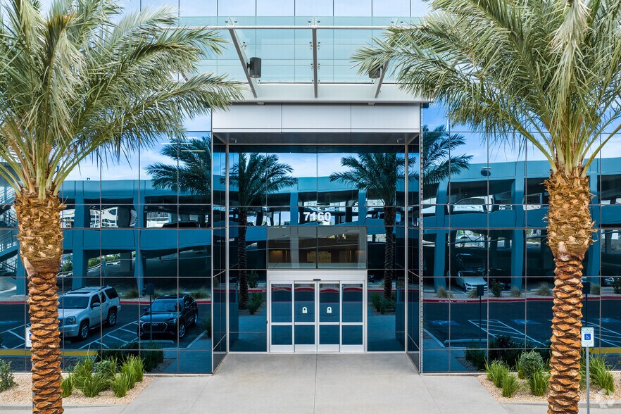 7160 Rafael Rivera Way, Las Vegas, NV à louer - Photo de l’immeuble – Image 2 sur 21