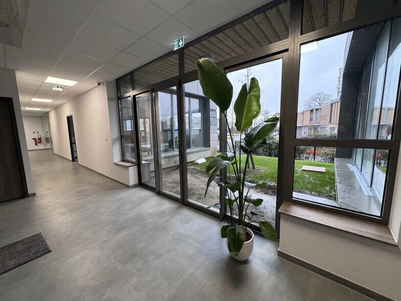 Bureau dans Frépillon à louer - Hall d’entrée – Image 3 sur 7