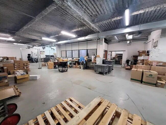Plus de détails pour Bureau, Industriel/Logistique à louer