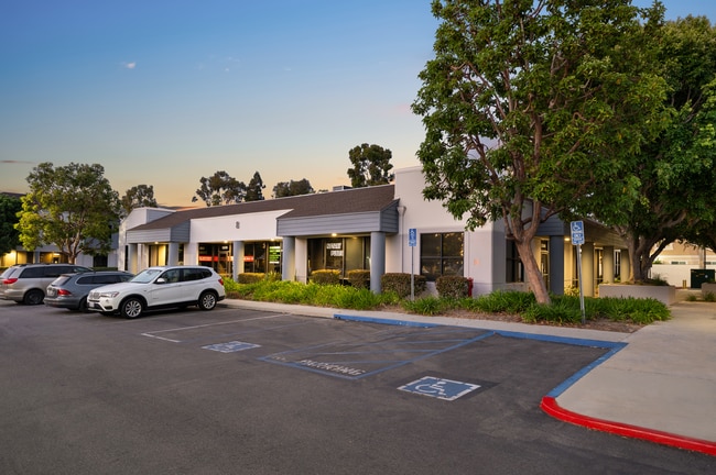 Plus de détails pour 7643-7667 Garden Grove Blvd, Garden Grove, CA - Bureau, Local d'activités à louer