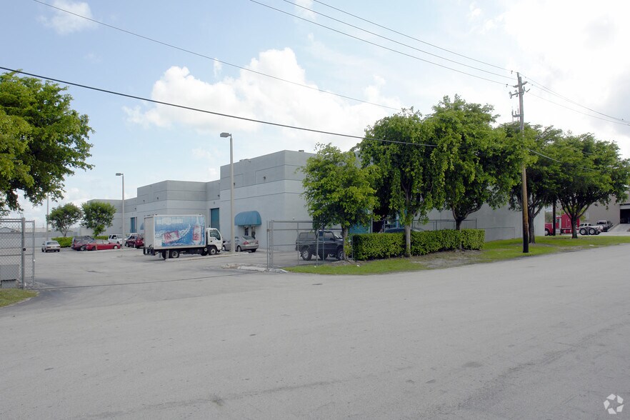 8201-8209 NW 70th St, Miami, FL à louer - Photo principale – Image 1 sur 7