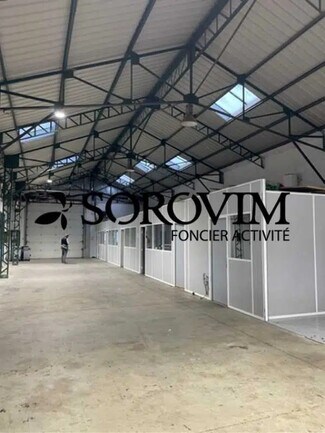 Plus de détails pour Local d'activités à louer