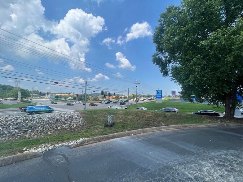 875 US-321, Lenoir City, TN à louer - Photo de l’immeuble – Image 2 sur 8