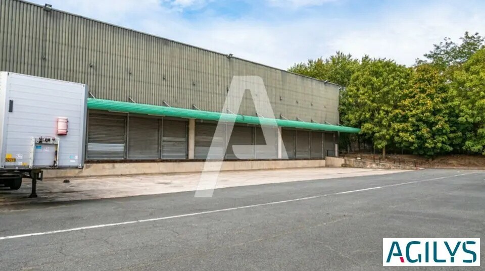 Local d’activités dans Combs-la-Ville à louer - Photo de l’immeuble – Image 3 sur 8