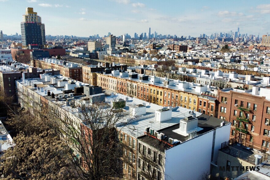 17-26 Woodbine st, Ridgewood, NY à vendre - Photo de l’immeuble – Image 3 sur 6