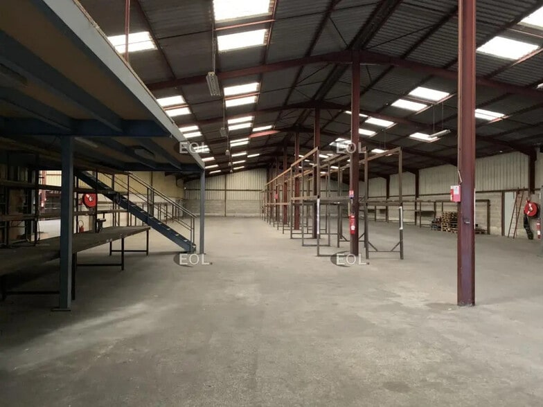 Local d'activités dans Marignane à vendre - Photo de l’immeuble – Image 3 sur 4