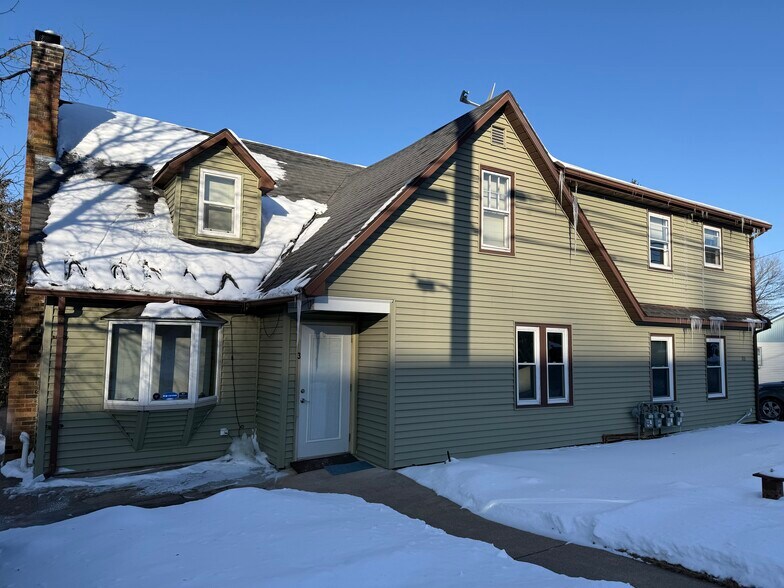 213 S Adams St, Saint Croix Falls, WI à louer - Photo de l’immeuble – Image 2 sur 8