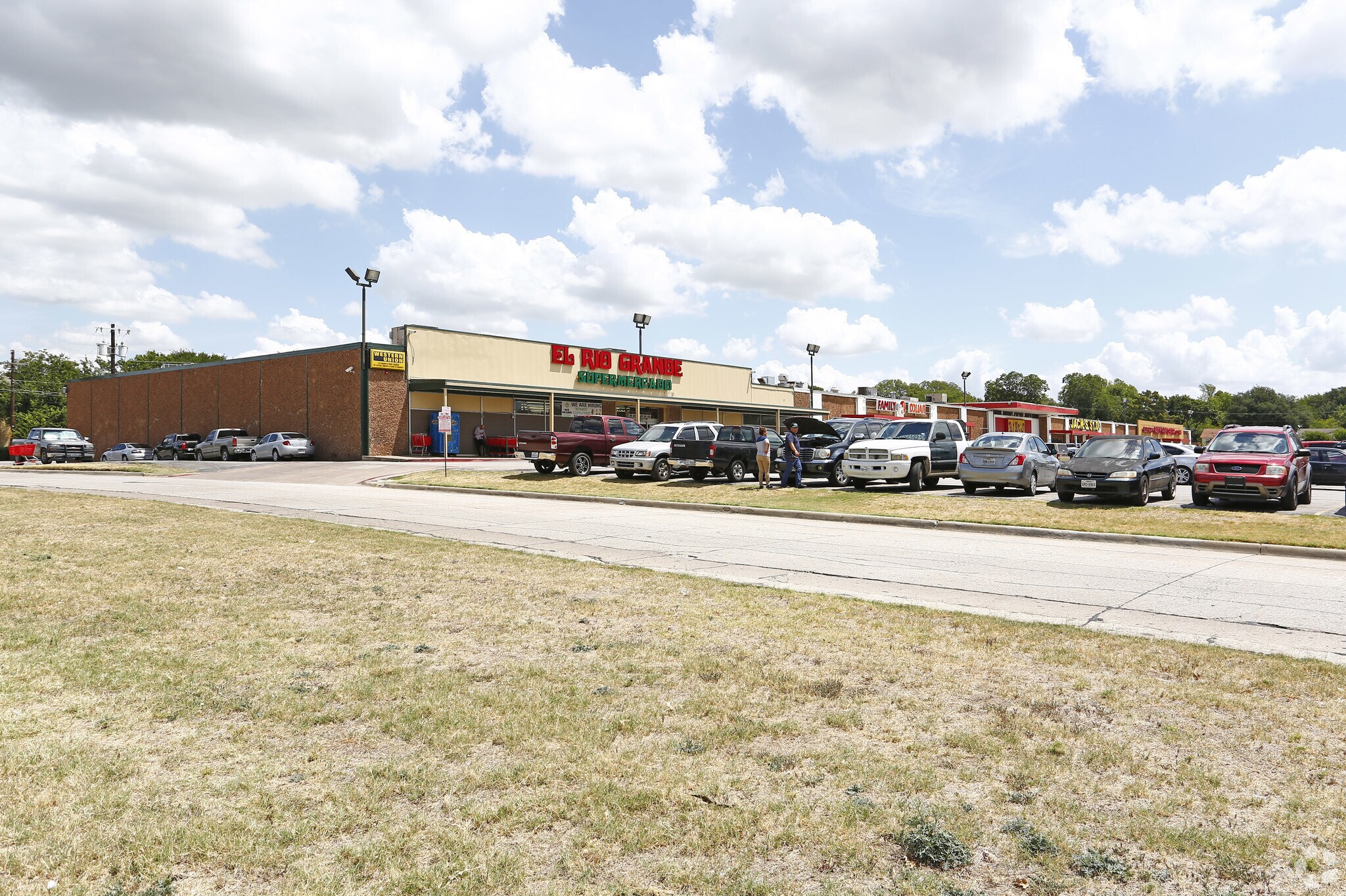 821-901 W Miller Rd, Garland, TX à louer Photo de l’immeuble– Image 1 sur 5