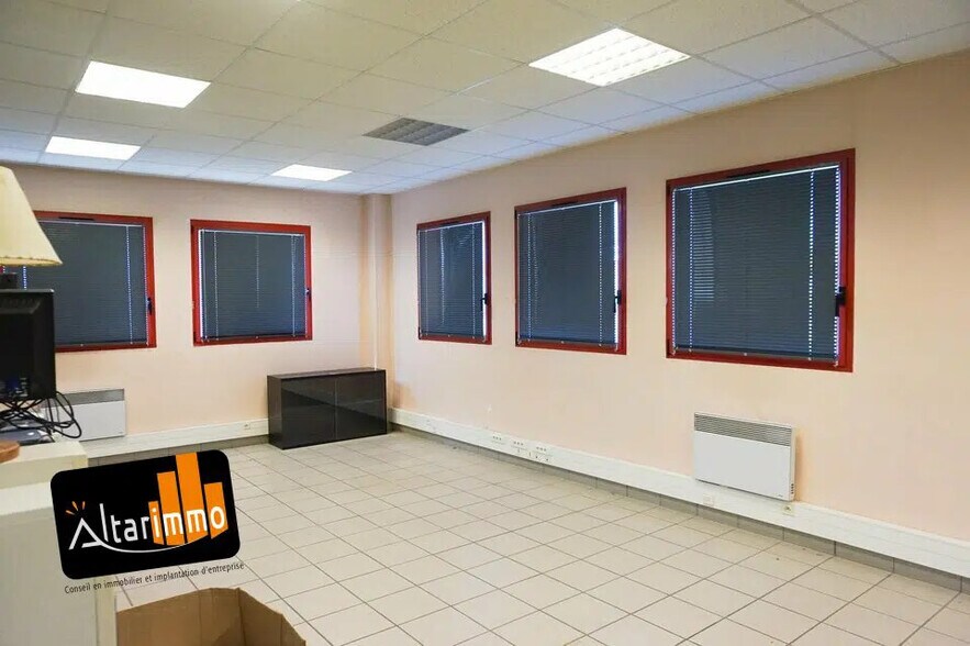 Local d’activités dans Brou à louer - Photo de l’immeuble – Image 3 sur 5