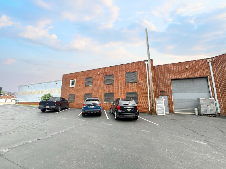 416 Pittsburgh Cir, Ellwood City, PA à vendre - Photo de l’immeuble – Image 2 sur 16