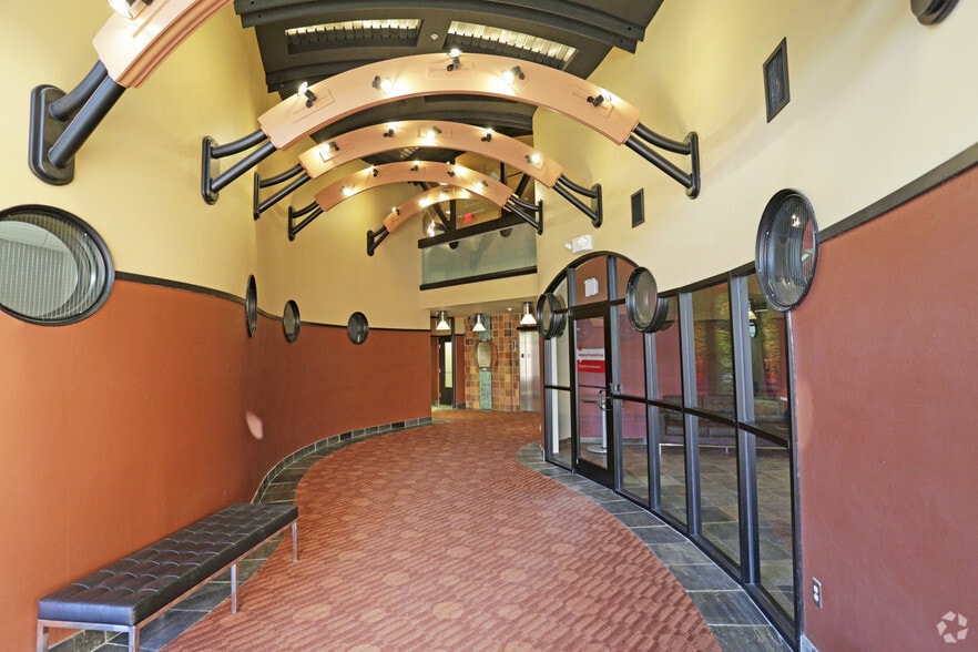 811 Camp Horne Rd, Pittsburgh, PA à vendre - Hall d’entrée – Image 2 sur 14