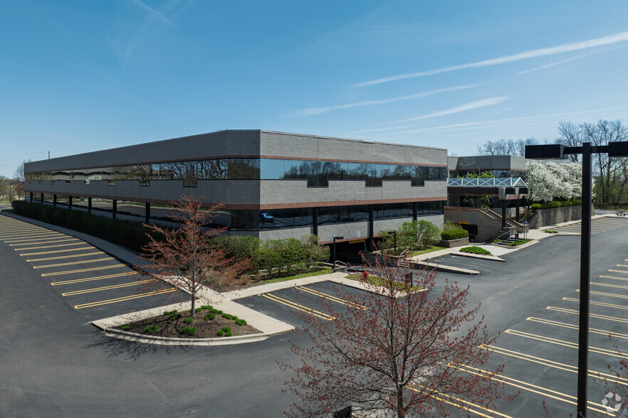 691 N Squirrel Rd, Auburn Hills, MI à louer - Photo de l’immeuble – Image 3 sur 5