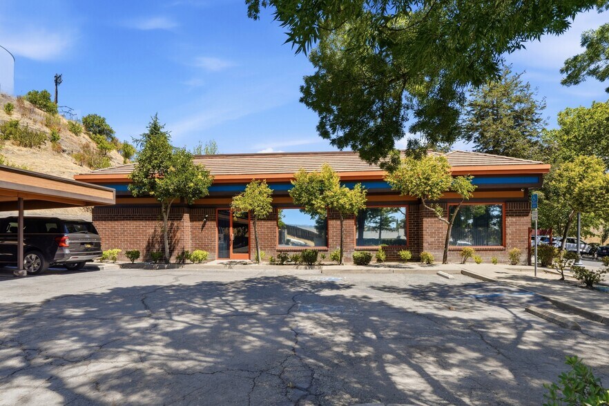 3260 Lone Tree Way, Antioch, CA à vendre - Photo de l’immeuble – Image 2 sur 9