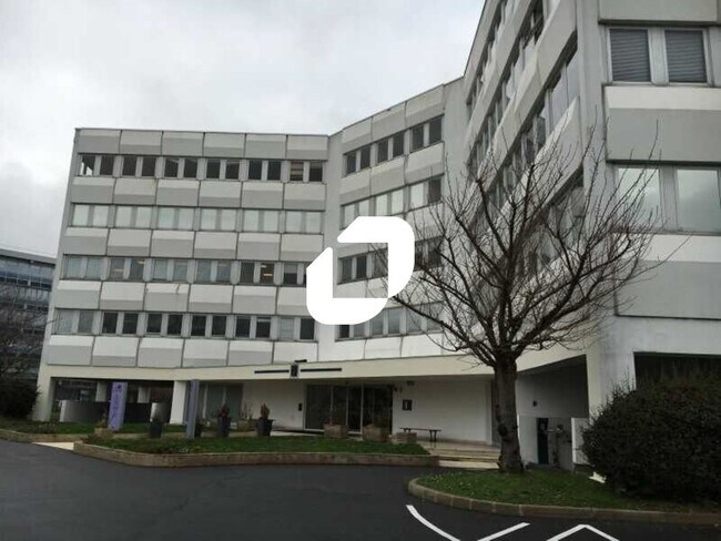 Plus de détails pour 12 Chaussée Jules César, Osny - Bureau à louer