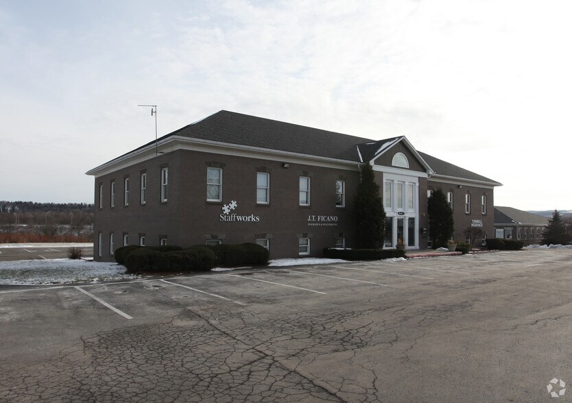 600 French Rd, New Hartford, NY à louer - Photo de l’immeuble – Image 3 sur 4