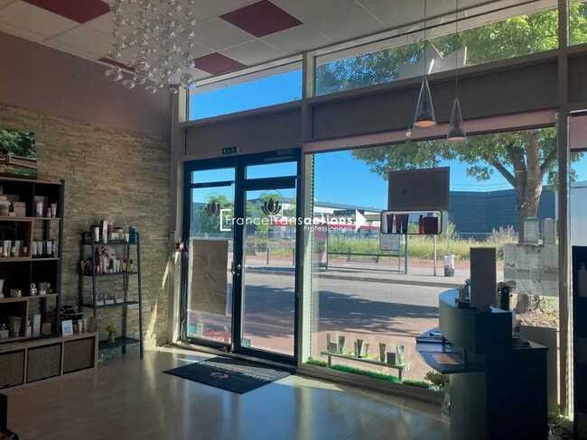 Plus de détails pour Local commercial à louer