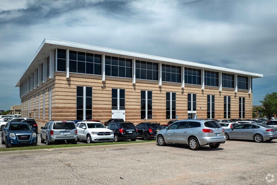8111 E 32nd St N, Wichita, KS à louer - Photo de l’immeuble – Image 3 sur 4