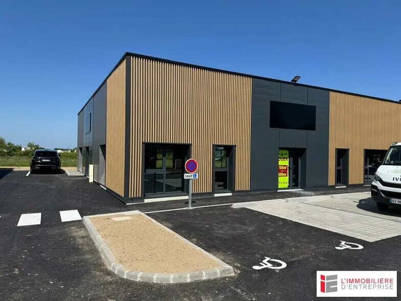 Local d’activités dans La Bouëxière à louer - Photo de l’immeuble – Image 2 sur 12