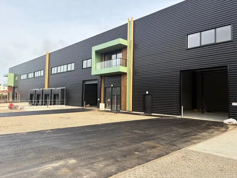 Local d’activités dans La Queue-en-Brie à louer - Photo de l’immeuble – Image 1 sur 18