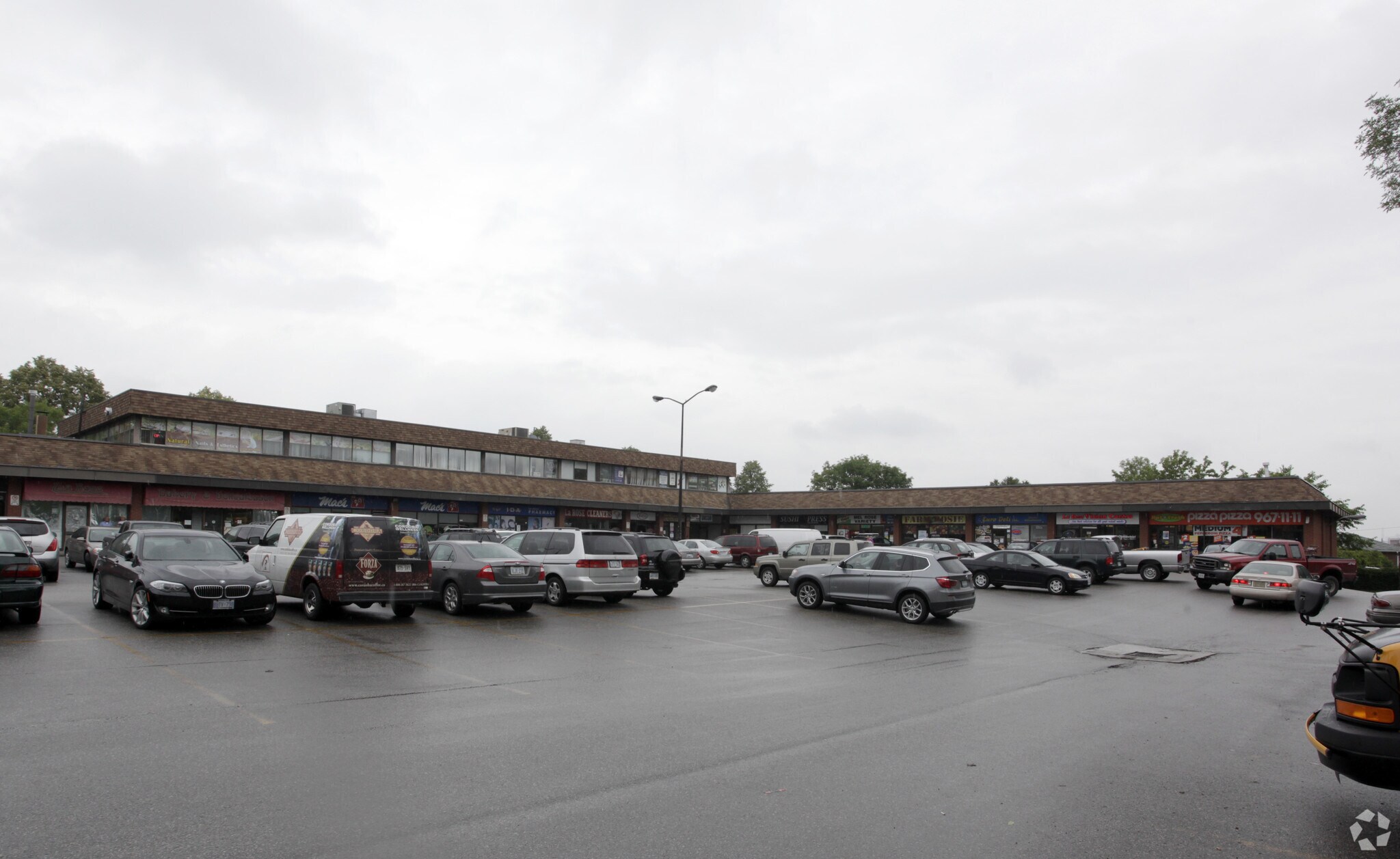 140 La Rose Ave, Toronto, ON à louer Photo principale– Image 1 sur 3