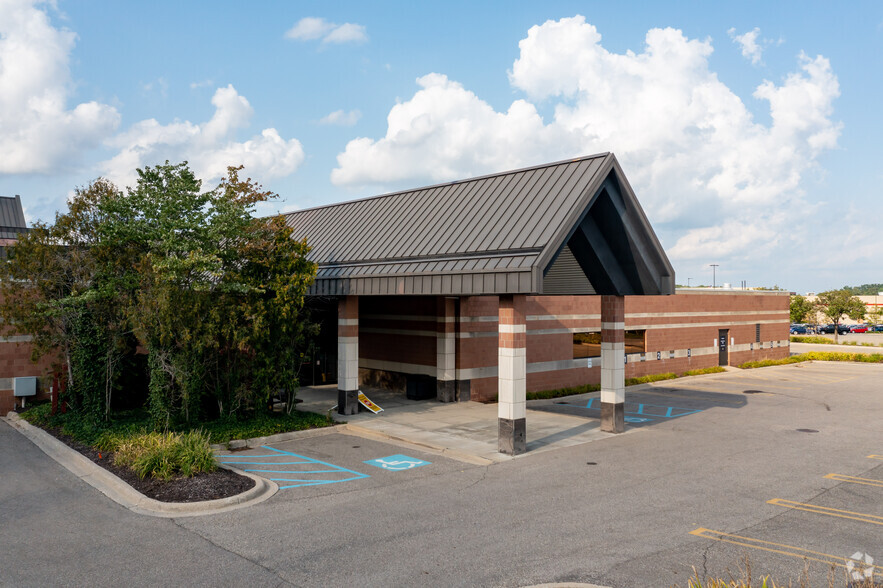 19900 Haggerty Rd, Livonia, MI à louer - Photo de l’immeuble – Image 3 sur 6