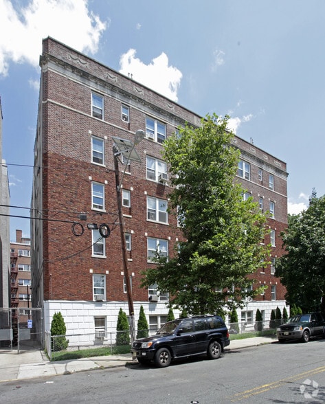 691 Elizabeth Ave, Newark, NJ à vendre - Photo principale – Image 1 sur 7