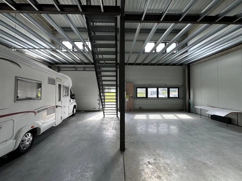 Local d’activités dans Salleboeuf à louer - Photo de l’immeuble – Image 2 sur 4