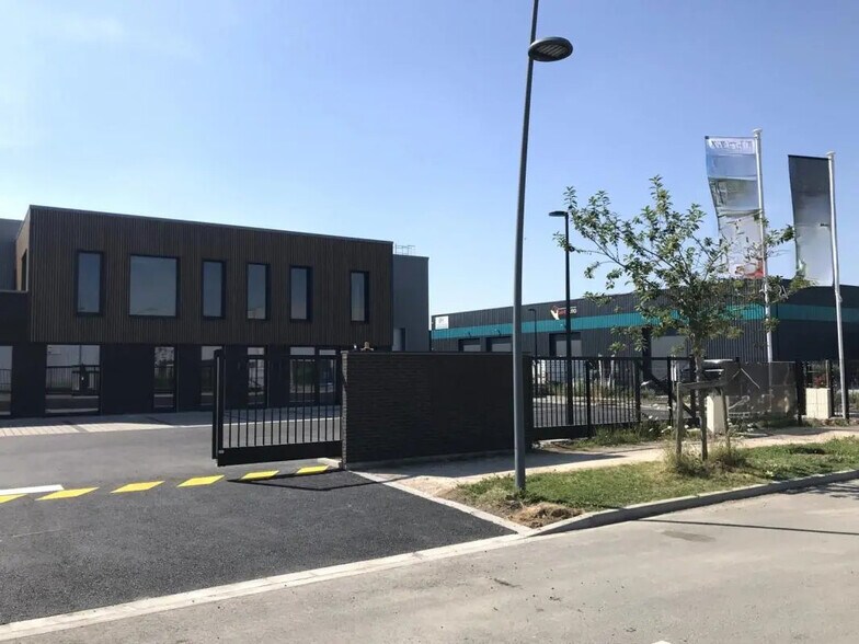 Local d’activités dans Cysoing à louer - Photo de l’immeuble – Image 3 sur 8