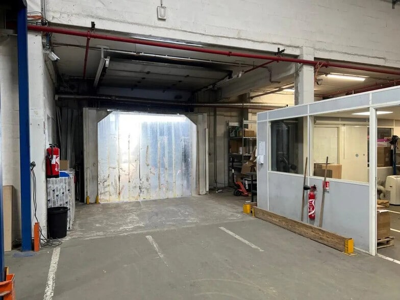 Local d’activités dans Saint-Denis à louer - Photo intérieure – Image 3 sur 11