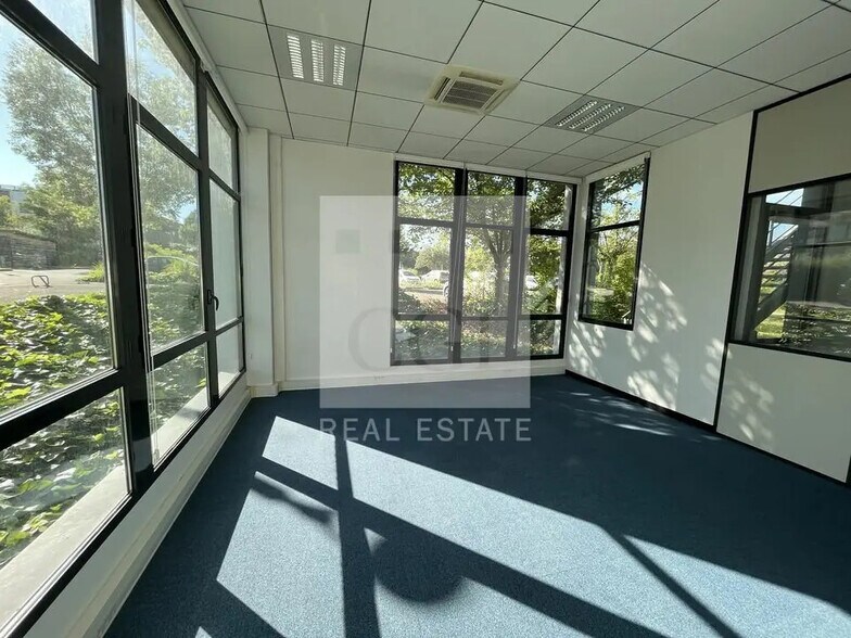 Bureau dans Saint-Priest à louer - Photo de l’immeuble – Image 2 sur 6