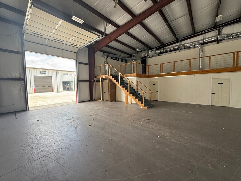 13027 Harmon Rd, Fort Worth, TX à louer - Photo de l’immeuble – Image 3 sur 13