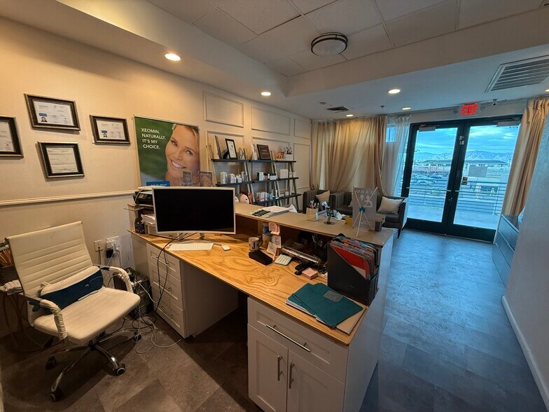 4355 Spring Mountain Rd, Las Vegas, NV à louer - Photo de l’immeuble – Image 3 sur 11