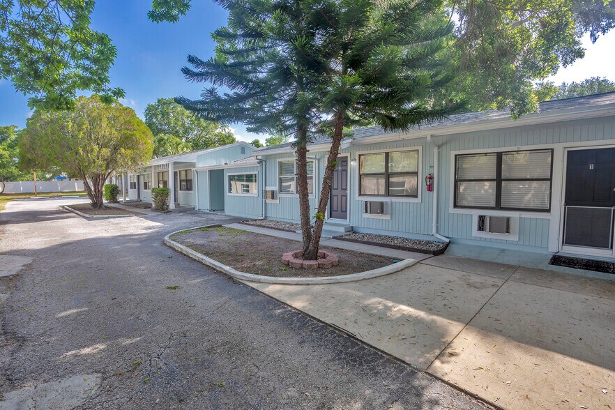 1102 Sunset Point Rd, Clearwater, FL à vendre - Photo de l’immeuble – Image 2 sur 29